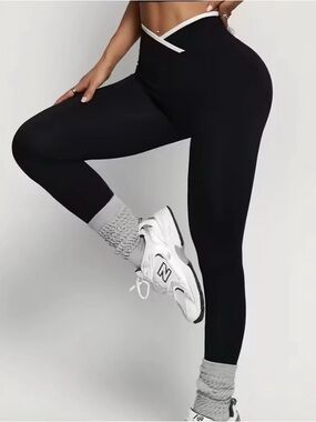 High-Waist Black V-Front Leggings